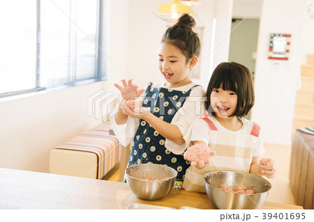 ハンバーグを作る小学生2人姉妹 39401695