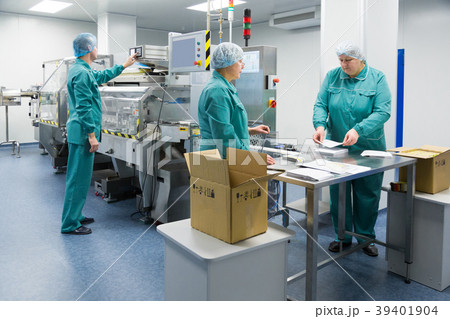 Pharmaceutical factory workers in sterile 39401904