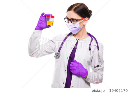 Young beautiful female doctor holding urine sample 39402170