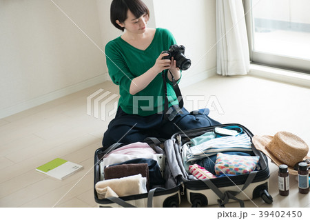 女子旅 パッキングする若い女性 女子旅 パッキングする若い女性 39402450