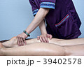 女性マッサージ師 マッサージ 揉む 39402578