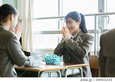 お弁当を食べる女子学生 39403233