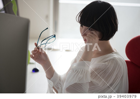 疲れ目のビジネスウーマン　オフィスで働く若い女性 39403979