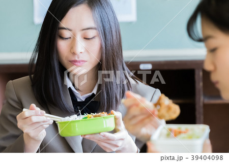 お弁当を食べる女子学生 39404098
