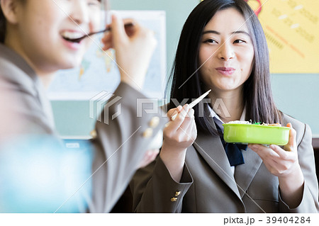 お弁当を食べる女子学生 お弁当を食べる女子学生 39404284