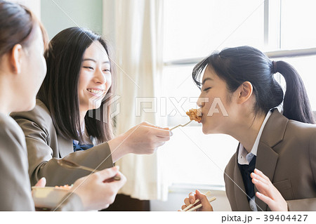 お弁当を食べる女子学生 39404427
