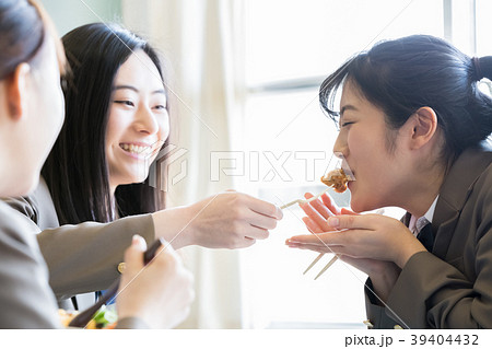 お弁当を食べる女子学生 お弁当を食べる女子学生 39404432