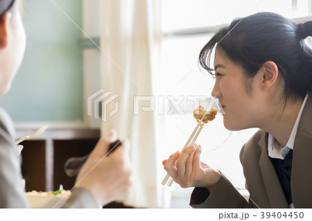 お弁当を食べる女子学生 39404450