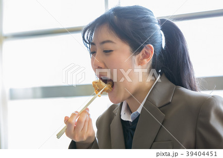 お弁当を食べる女子学生 39404451