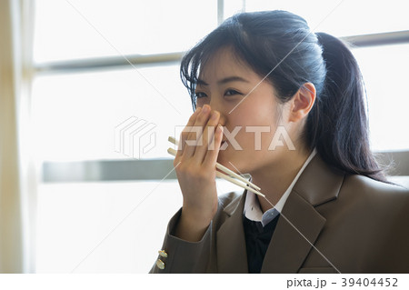 お弁当を食べる女子学生 39404452