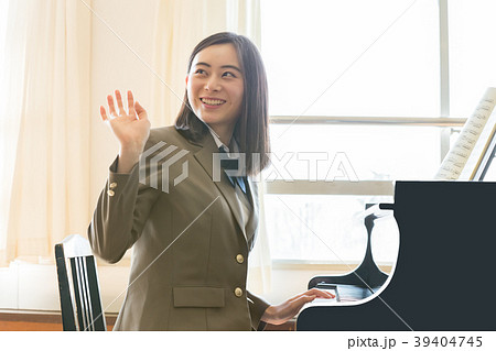 ピアノを弾く学生 39404745