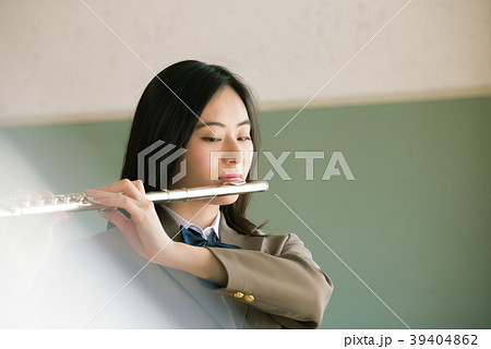 フルートを吹く女子学生 39404862