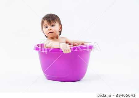 Adorable caucasian girl taking bath in purple tub Adorable caucasian girl taking bath in purple tub 39405043