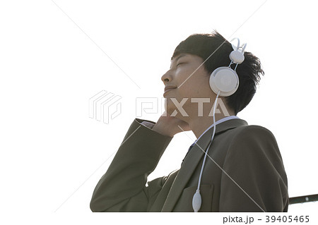 屋上で音楽を聴く男子学生 屋上で音楽を聴く男子学生 39405465