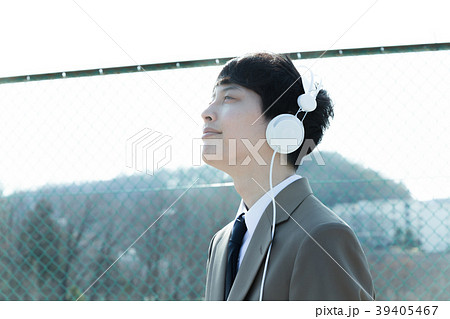 屋上で音楽を聴く男子学生 屋上で音楽を聴く男子学生 39405467