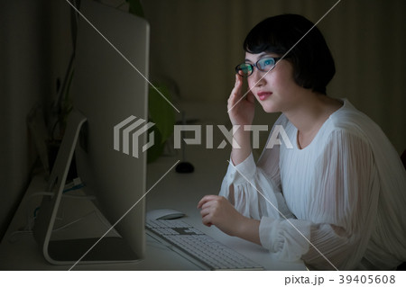 残業する若いビジネスウーマン 39405608