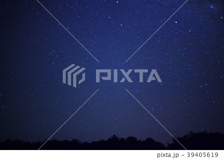 Starry night sky and milky way galaxy with stars  39405619