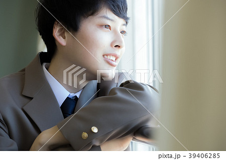 教室の窓から外を見る男子学生 39406285