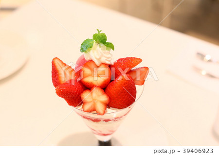 パフェ　いちご　春　スイーツ　新鮮　赤 39406923