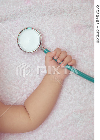medical instruments stethoscope  hand of baby girl 39408105