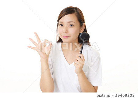 視力検査中の女性 39409205