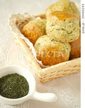 煎茶のスコーンと茶葉　かご盛り　（縦位置ハイアングル） 39409293