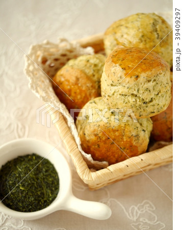 煎茶のスコーンと茶葉　かご盛り　（ハイアングル） 39409297