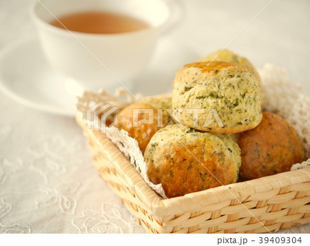 煎茶のスコーンと紅茶 かご盛り (横位置) 煎茶のスコーンと紅茶 かご盛り (横位置) 39409304