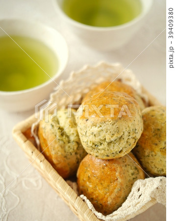 煎茶のスコーンと煎茶「さえみどり」 (ハイアングル) 煎茶のスコーンと煎茶「さえみどり」 (ハイアングル) 39409380