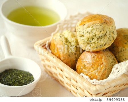 煎茶スコーン 茶葉と煎茶添え (横位置) 煎茶スコーン 茶葉と煎茶添え (横位置) 39409388