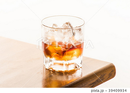 ウイスキー・ロック　白バックで 39409934
