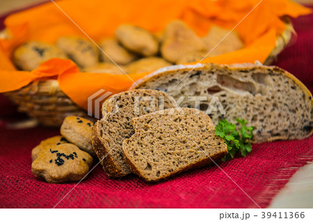 baked wholemeal bread buns and sliced rye bread 39411366