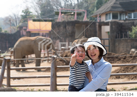動物園で楽しむ親子 39411534