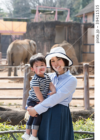 動物園で楽しむ親子 39411535