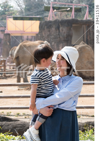 動物園で楽しむ親子 動物園で楽しむ親子 39411536