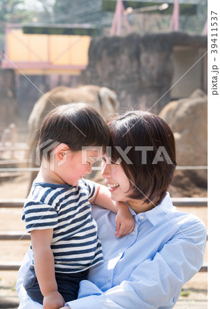 動物園で楽しむ親子 動物園で楽しむ親子 39411537