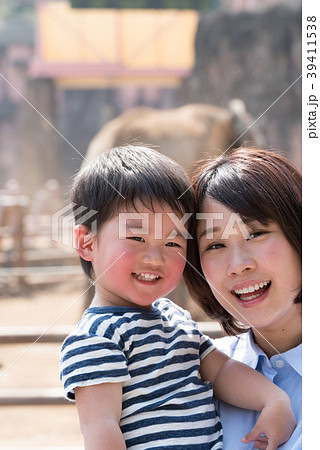 動物園で楽しむ親子 39411538
