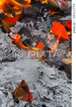 Chinese paper burning in traditional memorial day Chinese paper burning in traditional memorial day 39411754