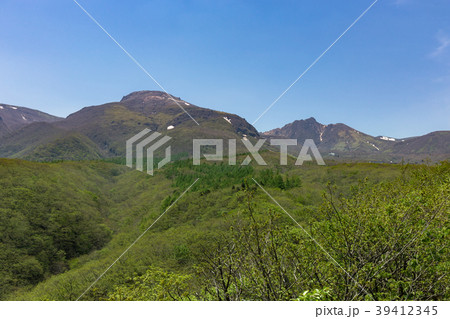 栃木県那須町　茶臼岳と朝日岳（5月） 39412345