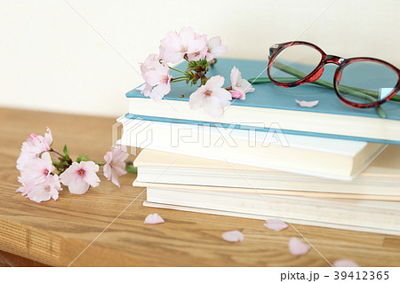 桜と本 桜と本 39412365
