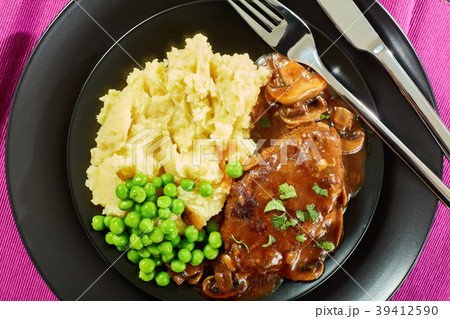 salisbury steaks with potato and green peas 39412590