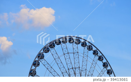 Ferris wheel with blue sky 39413081