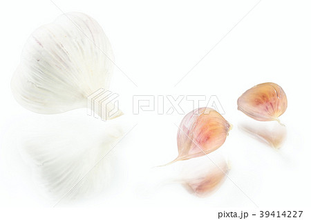garlic cloves and garlic bulb with reflection garlic cloves and garlic bulb with reflection 39414227