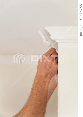 Installation of ceiling moldings. 39414755