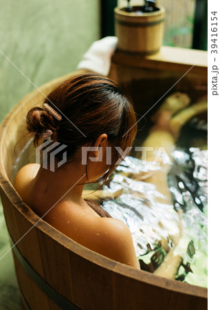 Onsen series: Asian woman taking a bath 39416154