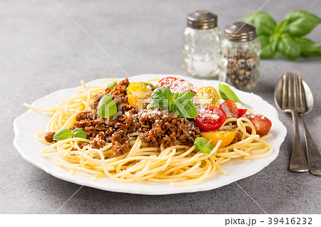 Spaghetti Bolognaise topped with minced beef 39416232