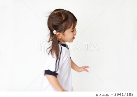 体操服で走る幼児(3歳児) 体操服で走る幼児(3歳児) 39417188