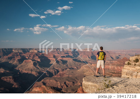 Tourist with backpack at Grand Canyon 39417218