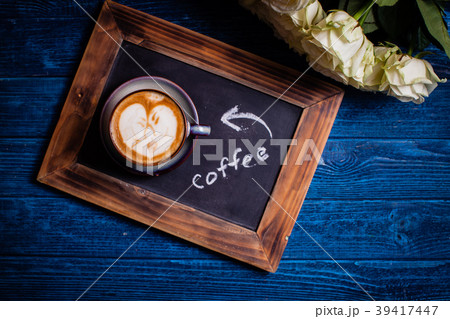 Latte art loving couple 39417447