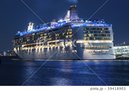 夕闇の大さん橋に停泊するノルウェージャンジュエル 39418903